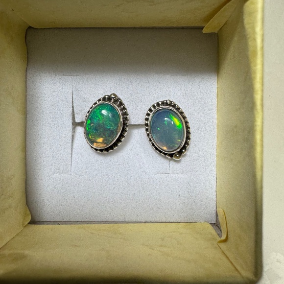 ETHIOPIAN FIRE OPAL SILVER STUDD EARRINGS - Picture 6 of 8